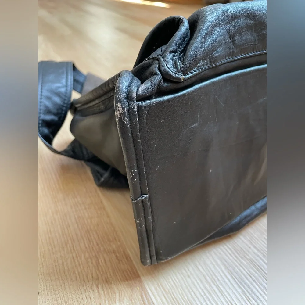 Vintage Tumi Bag Black Leather Messenger Camera carry on travel unisex classic